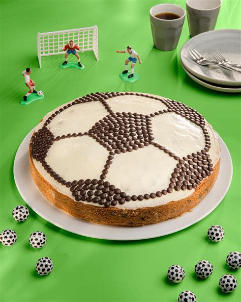 Fußballtorte mit Schoko‑Tröpfchen Muster