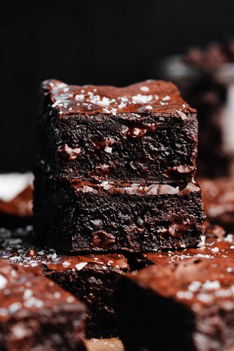 Fudgy Brownies ohne Butter aufgeschnitten auf einem Brett, Nahaufnahme der Textur