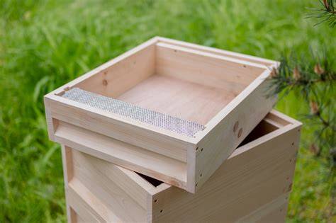 Futterzarge auf Bienenbeute: rote Zarge mit Futtererhöhung und Schlupfloch