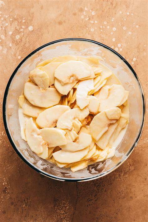 Gâteau invisible: feine Apfelscheiben im Teig vorher roh