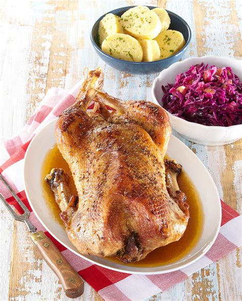 Gänsebraten mit Rotkohl und Knödeln auf festlichem Teller