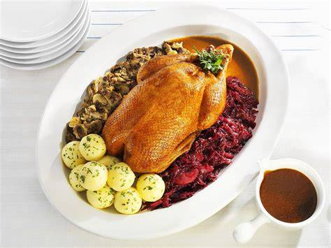 Gänsebraten mit klassischem Rotkohl und Knödeln