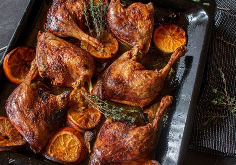 Gänsekeule mit Orangen-Honig-Glasur auf festlicher Tafel