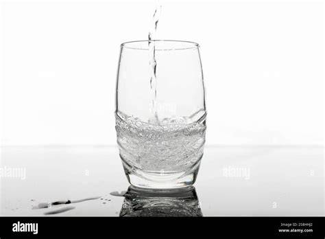 Gärende Flüssigkeit mit Bläschen im Glas