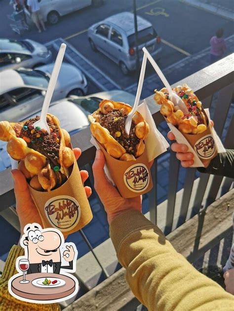 Gäste genießen Bubble Waffles