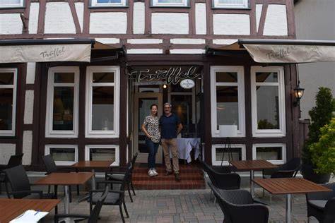 Gäste genießen Essen im Restaurant Trüffel & Bohne