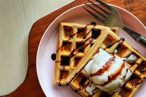 Gäste genießen Waffeln in einem belebten Café