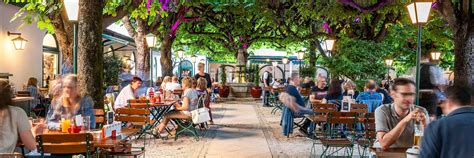 Gäste genießen das stilvolle Ambiente