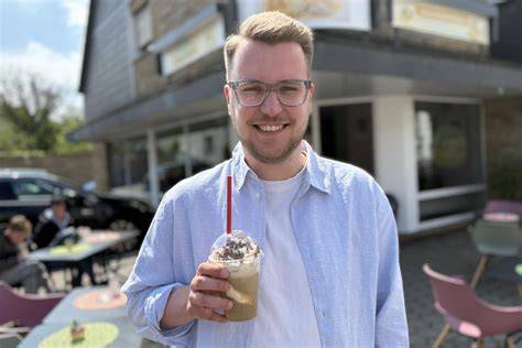 Gäste im Café bei Bubble Waffeln und Kaffee