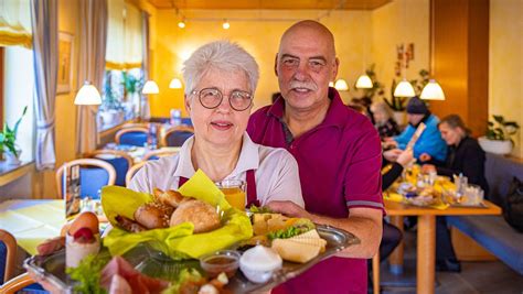Gäste im Cafe beim Frühstück und Tortenprobieren