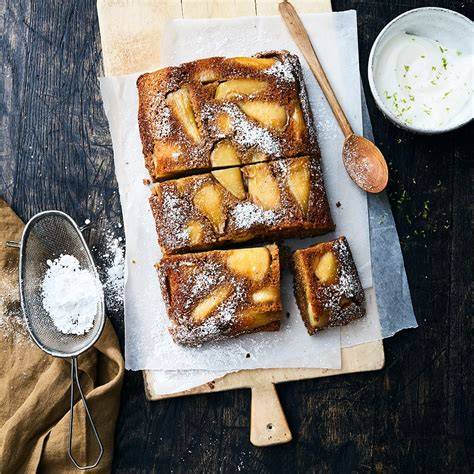 Gögel: Schoko-Zimt-Kuchen auf Holzbrett, Puderzucker bestreut