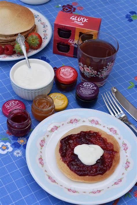 GLÜCK Mini Mix-Box und 60g-Gläser in vier Sorten am Frühstückstisch