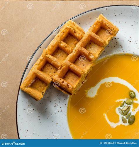 Gabel mit Stück frisch gebackener Waffel