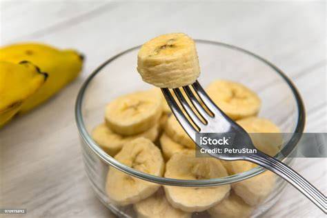 Gabel mit zerdrückter Banane über einer Schüssel