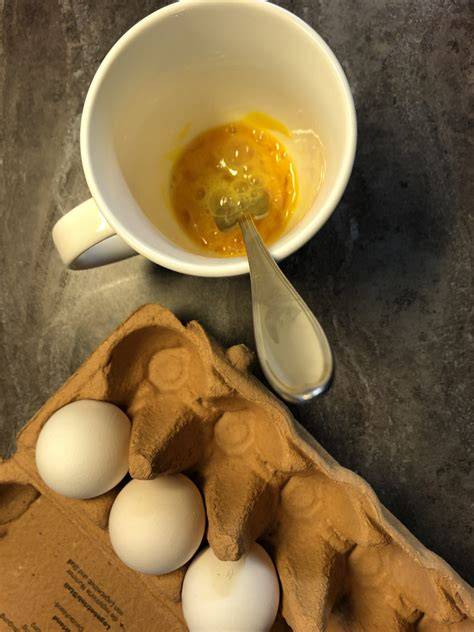 Gabel rührt Ei in der Tasse