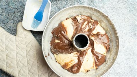 Gabel spiralförmig durch Brownie- und Käsekuchenteig ziehen