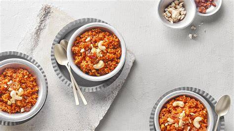 Gajar Halwa serviert mit Nüssen und Granatapfel