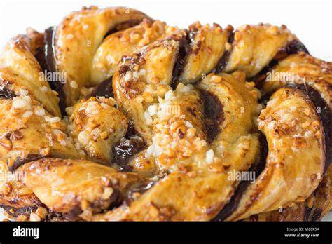 Galaktoboureko-Stück, mit Sirup beträufelt und Zimt bestäubt