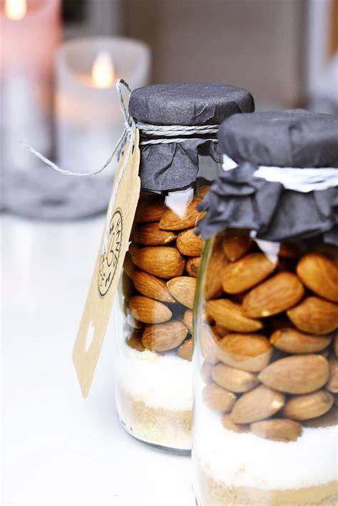 Galiamelone mit karamellisierten Mandeln im Glas