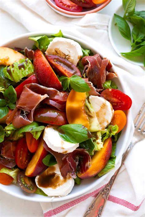 Galiamelonen-Salat mit Parmaschinken und Ziegenkäse