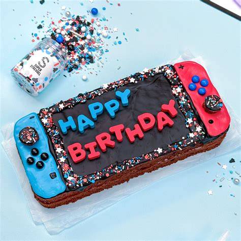 Gaming-Kuchen auf Geburtstagstafel dekoriert