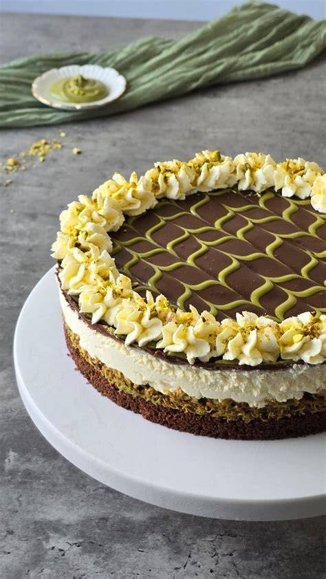 Ganache über der Rocher-Torte läuft an den Rändern herunter