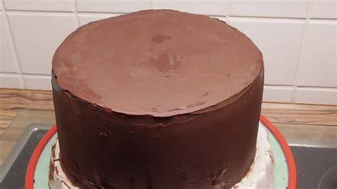 Ganache glattgestrichene Torte unter Fondant
