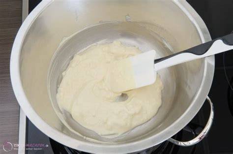 Ganache in Schüssel mit Spatel