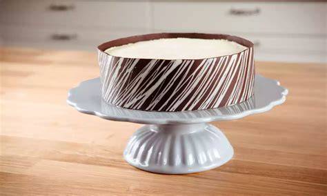 Ganache-überzogene Torte mit glatter Oberfläche als Fondant-Unterlage