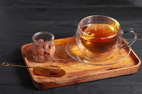 Garibaldi Kekse auf einem Holzbrett mit Tasse Tee