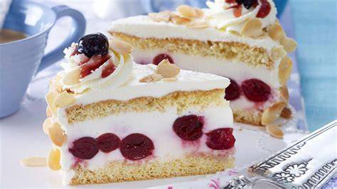 Garnierte Amarena Kirsch Torte mit Sahnetuffs