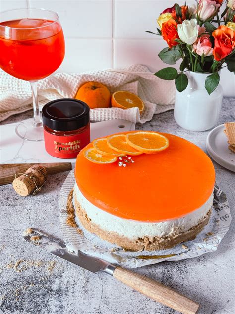 Garnierte Aperol Spritz Torte mit Orangenscheiben
