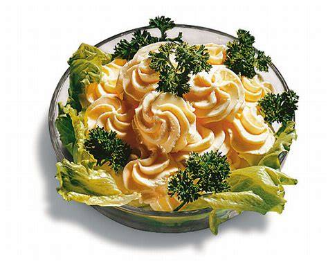 Garnierte Buttercreme-Rosetten
