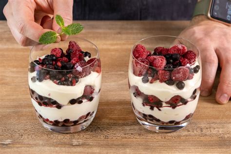 Garnierte Dessertgläser mit Früchten