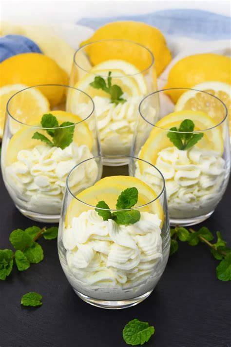 Garnierte Dessertgläser mit Minze und Zitronenzesten