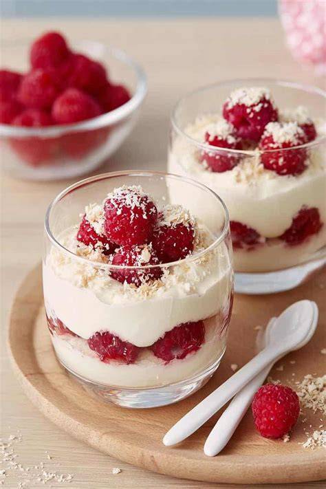 Garnierte Dessertgläser mit Raffaello und Himbeeren, Nahaufnahme