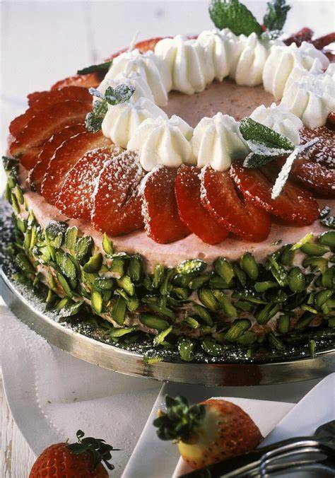 Garnierte Erdbeer‑Quark‑Joghurt‑Torte mit Pistazienrand