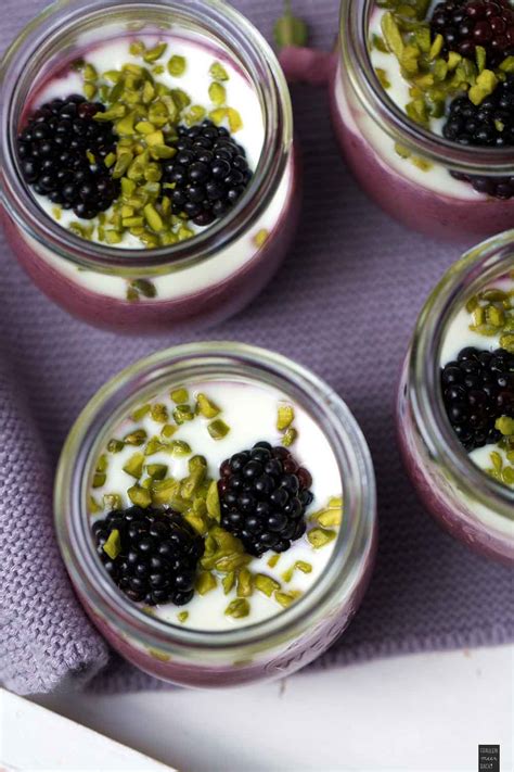 Garnierte Gläser mit gehackten Pistazien