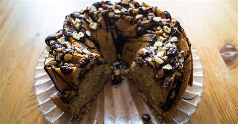 Garnierte Haselnuss-Schoko-Torte mit gehackten Haselnüssen