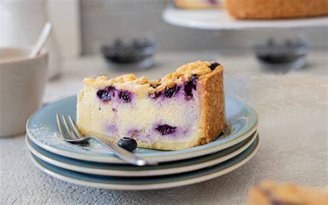 Garnierte Heidelbeeren auf einem frisch gebackenen Käsekuchen