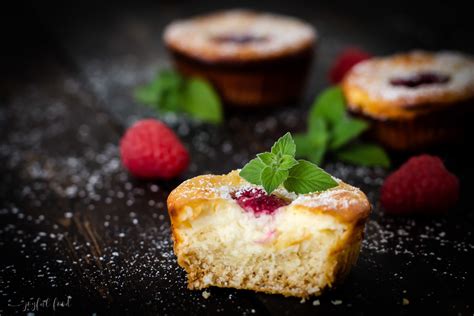 Garnierte Käsekuchen-Muffins mit frischen Himbeeren