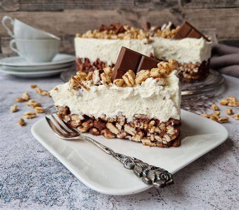 Garnierte Kinder‑Country‑Torte mit gehackten Riegeln und Weizen‑Pops