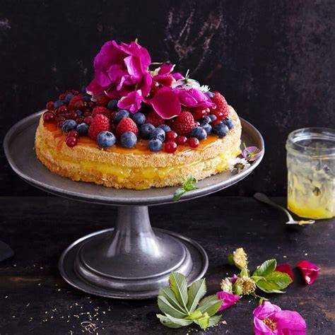 Garnierte Mango-Maracuja-Torte mit essbaren Blüten