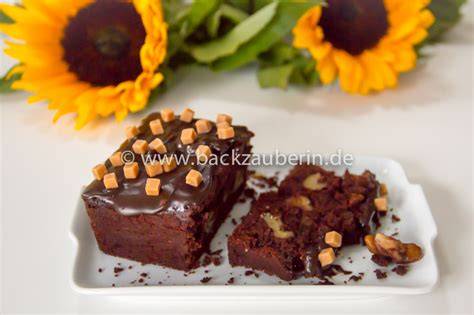 Garnierte Maronen-Desserts mit Schoko-Sternen und Karamellwürfeln