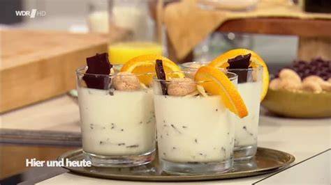 Garnierte Orangenfilets und Schokoraspel auf Orangencreme