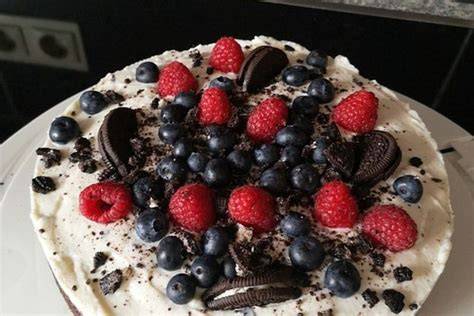 Garnierte Oreo Torte mit frischen Beeren und Minze