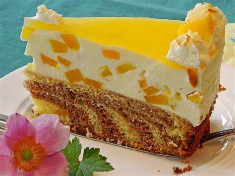 Garnierte Pfirsich-Vanille Torte auf Servierplatte