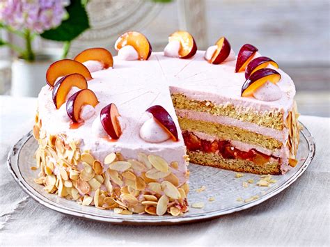 Garnierte Pflaumen-Sahne-Torte mit Mandelblättchen