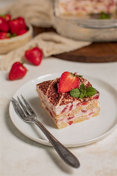 Garnierte Portion Erdbeer Tiramisu mit Minze