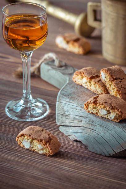 Garnierte Rum-Trüffel-Torte und Glas Dessertwein